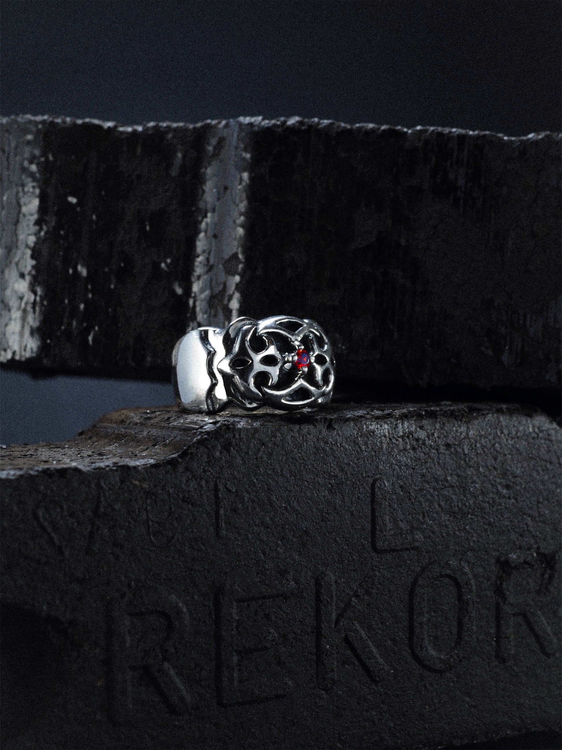 Noctain Ring „Ravaryn” 925 Sterling Silber Premium - Massiver Ring mit kleinem roten Stein. Opium / Gothic Szenenfoto Schwarze Kohle 