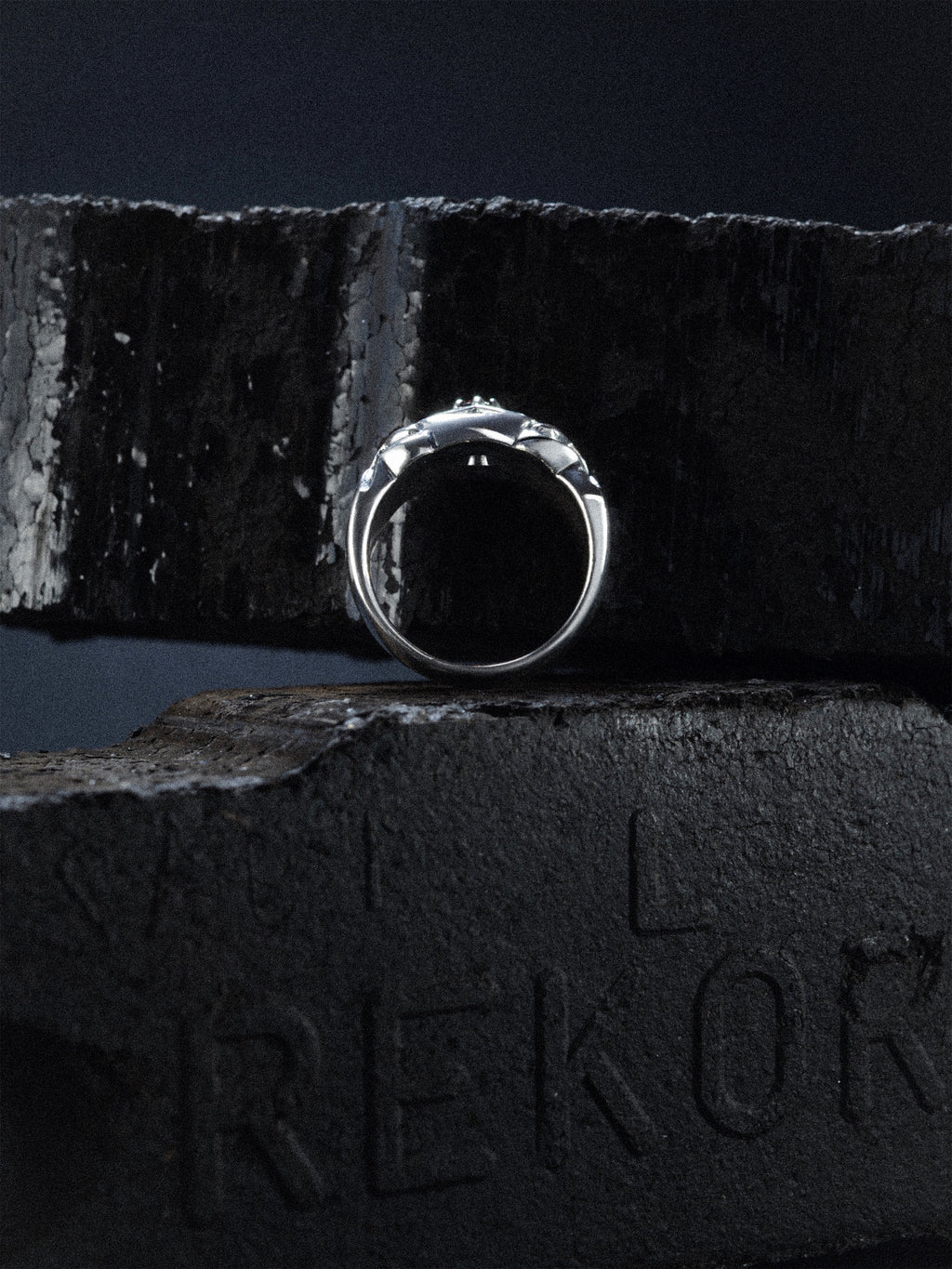 Noctain Ring „Ravaryn” 925 Sterling Silber Premium - Massiver Ring mit kleinem roten Stein. Opium / Gothic auf Kohle