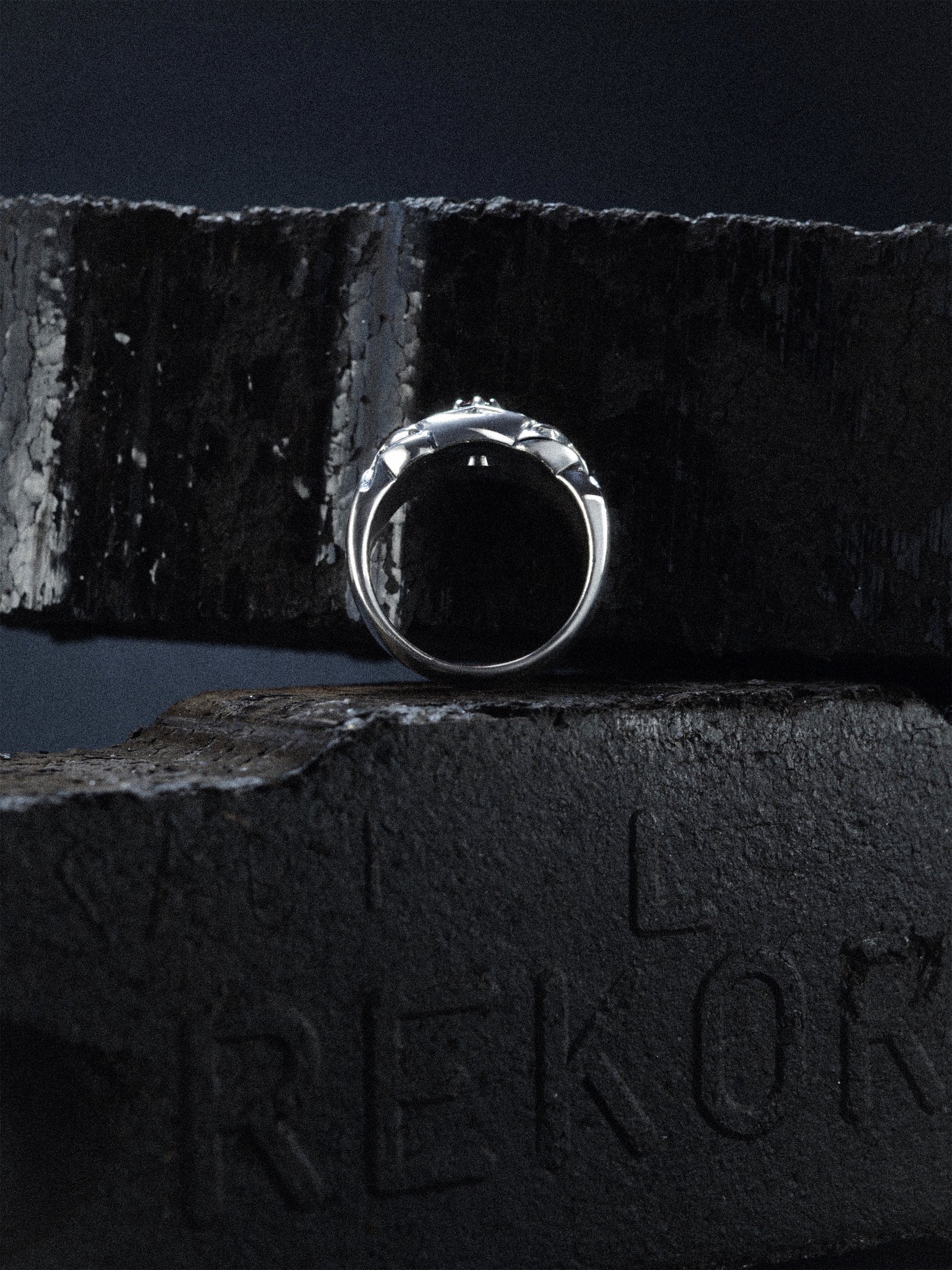 Noctain Ring „Ravaryn” 925 Sterling Silber Premium - Massiver Ring mit kleinem roten Stein. Opium / Gothic auf Kohle