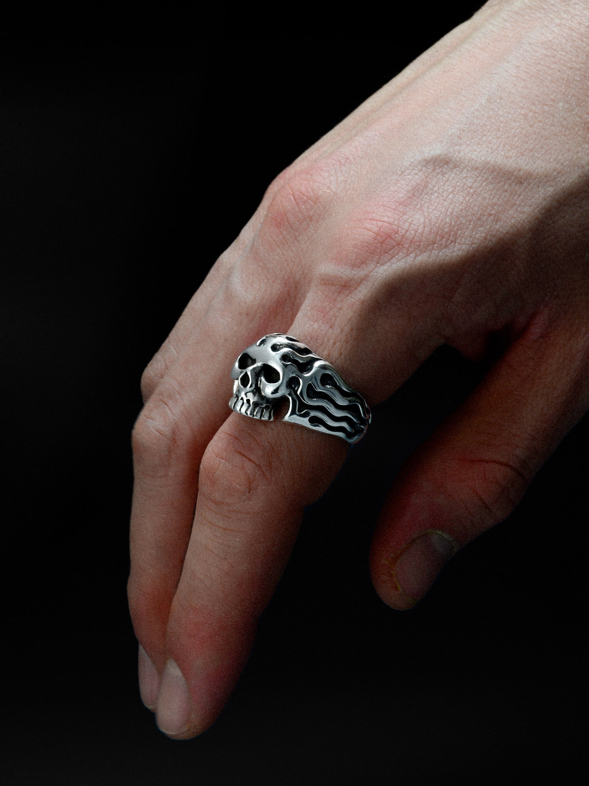 Noctain Totenkopf Flammen Ring 925 Silber Herren Premium freigestellt besonders hochglanzpoliert Silber De hochwertig Szene Finger