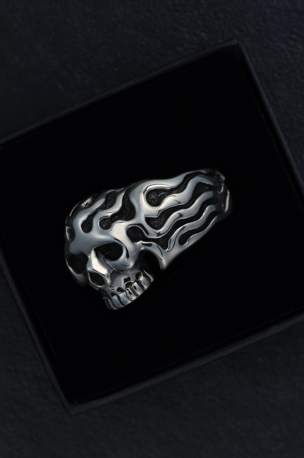 Noctain Totenkopf Flammen Ring 925 Silber Herren Premium  hochglanzpoliert Silber De hochwertig Schwarz 2
