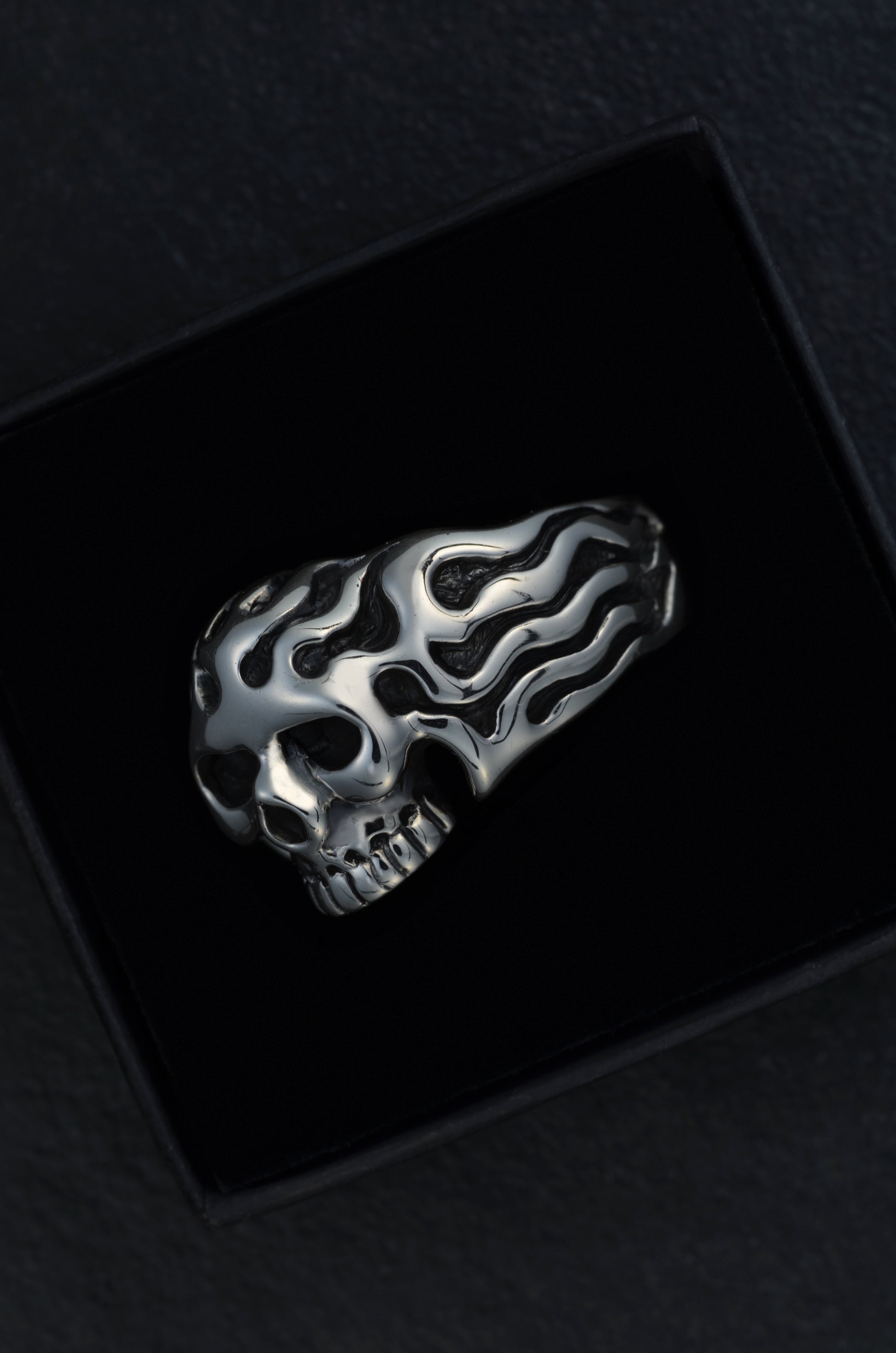 Noctain Totenkopf Flammen Ring 925 Silber Herren Premium  hochglanzpoliert Silber De hochwertig Schwarz 2
