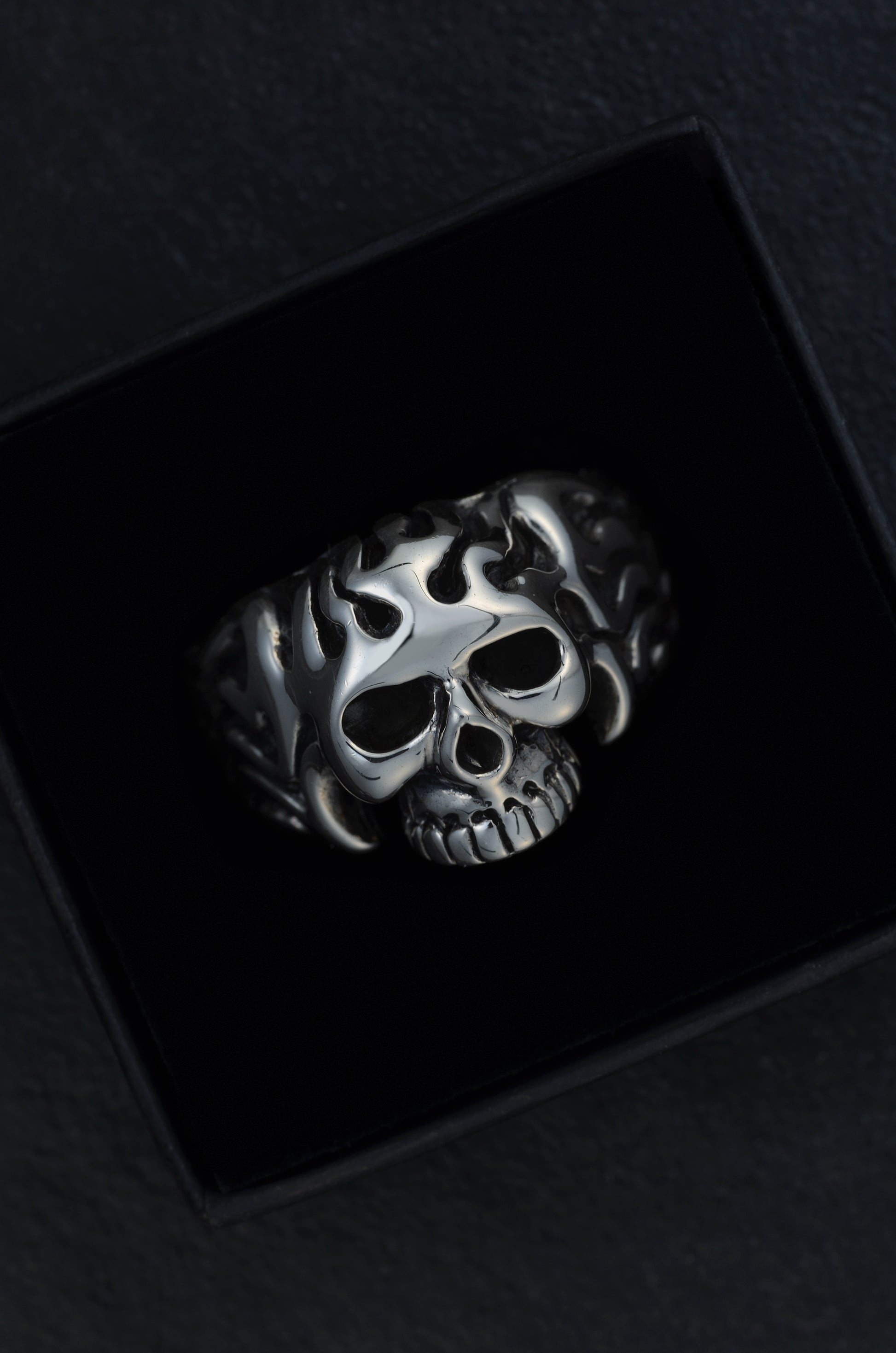Noctain Totenkopf Flammen Ring 925 Silber Herren Premium  hochglanzpoliert Silber De hochwertig Schwarz
