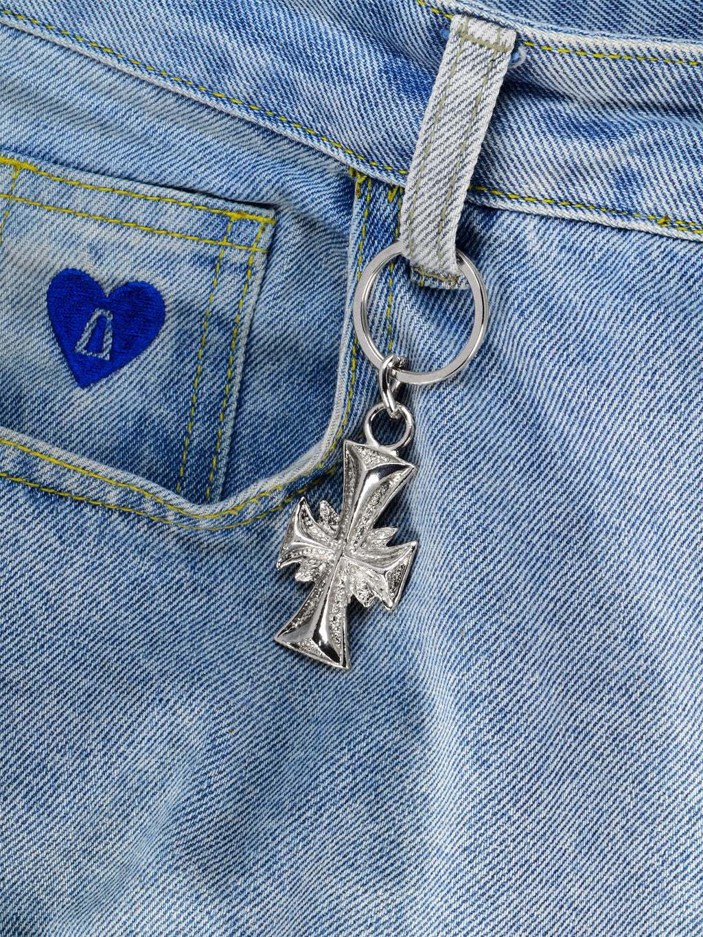Schlüsselanhänger "Cross Heritage" Hose Szene Noctain.de jeans Blau Gothic Y2K Moderne Mode Metall Schwer