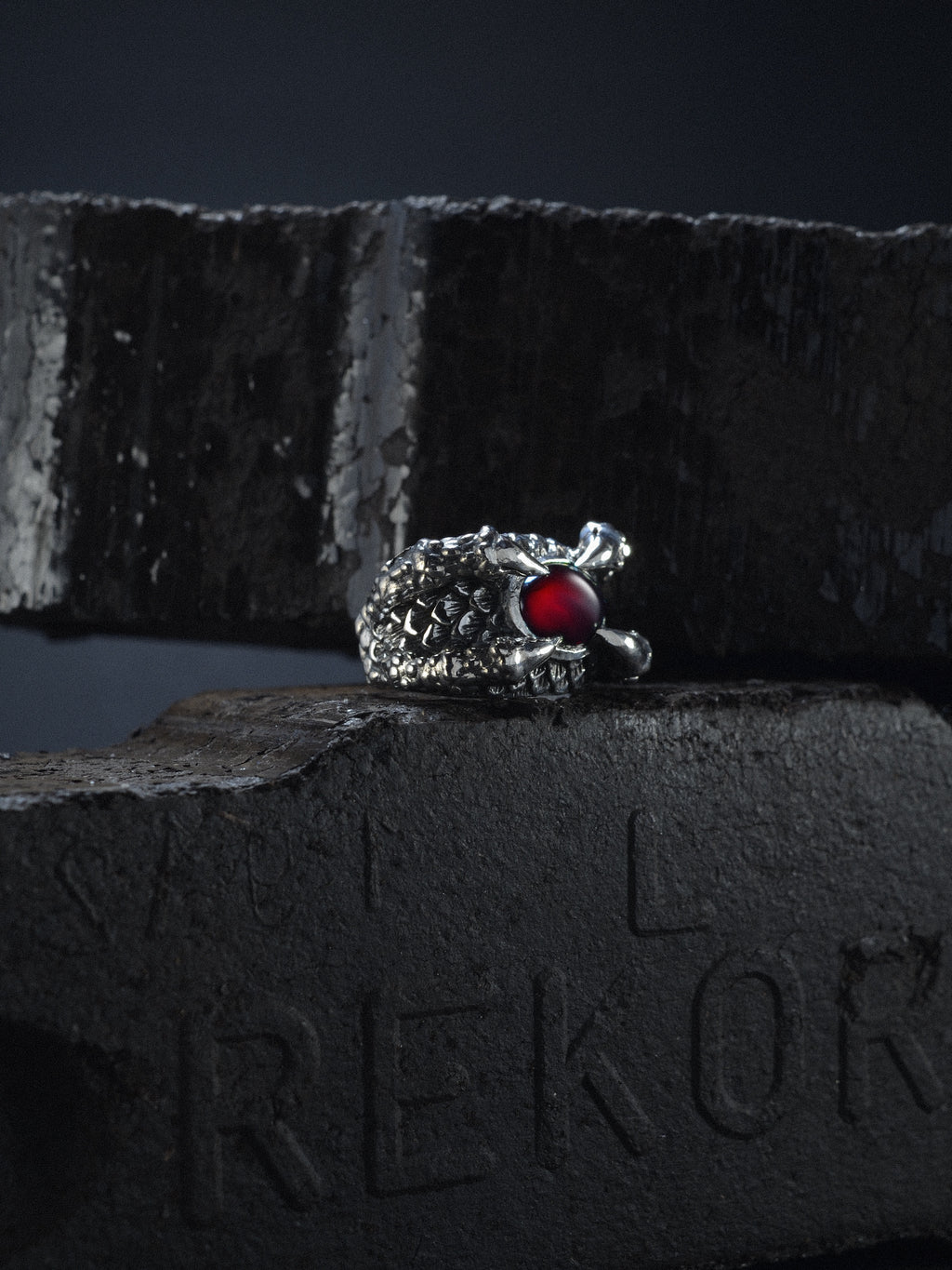 Ring Drachenkralle „Velkyn“ rot