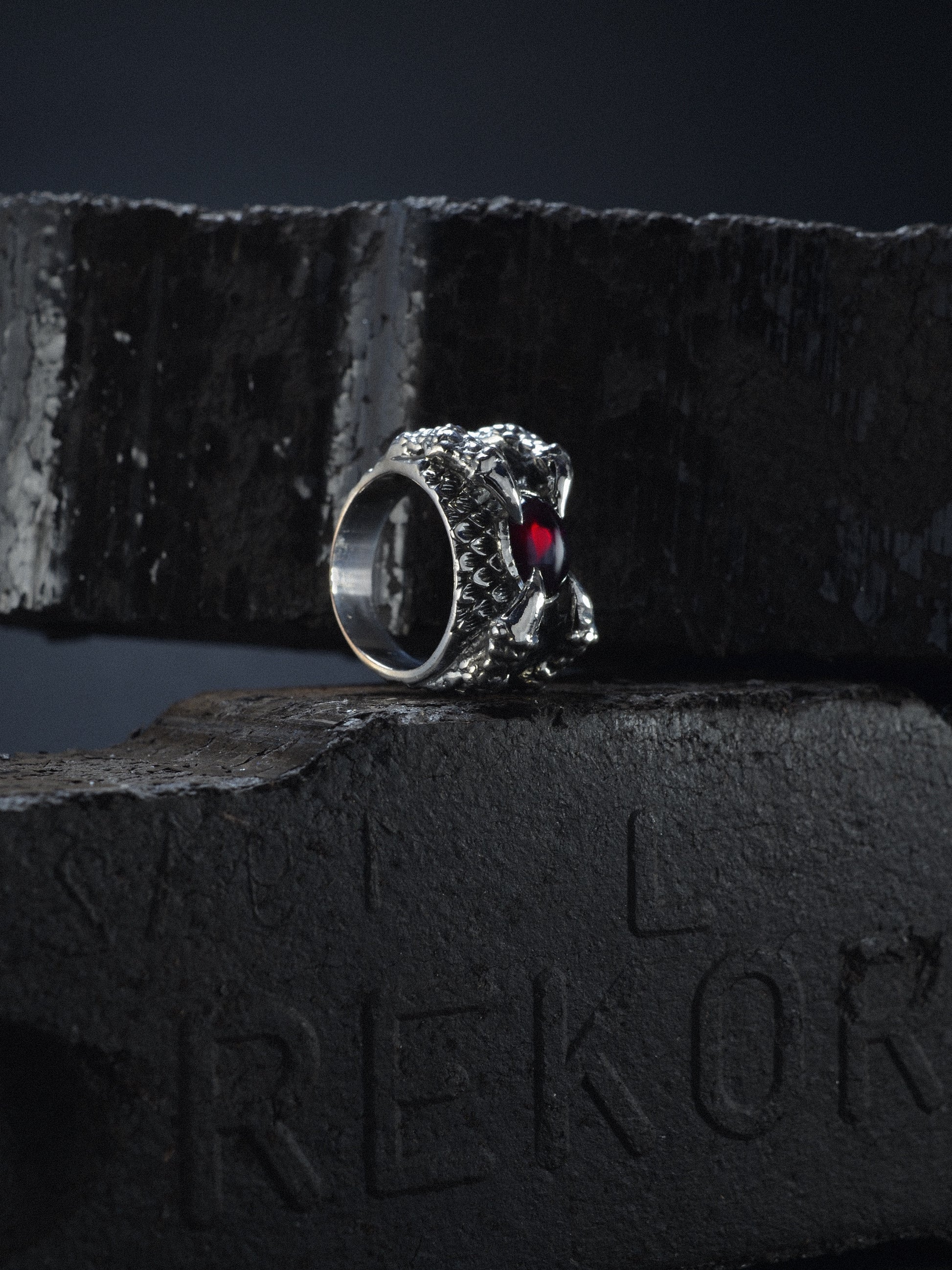 Ring Drachenkralle „Velkyn“ rot