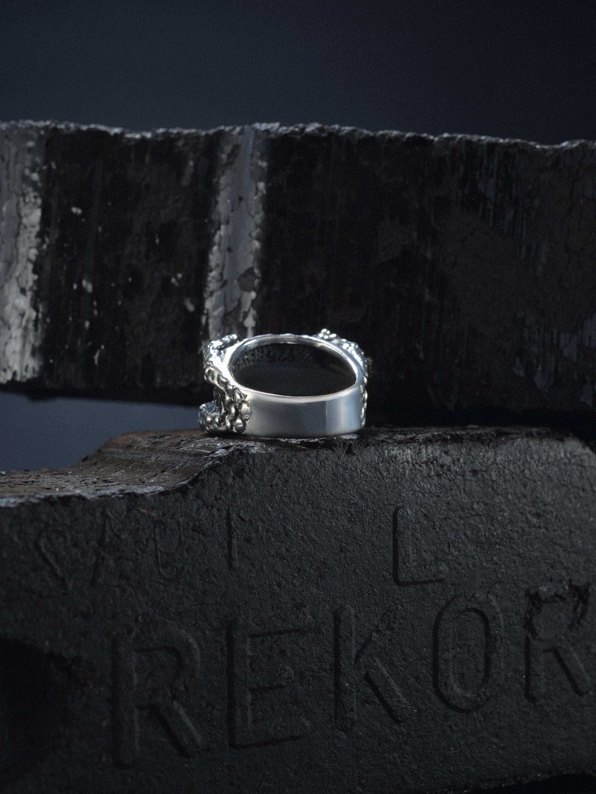 Ring Drachenkralle „Velkyn“ rot