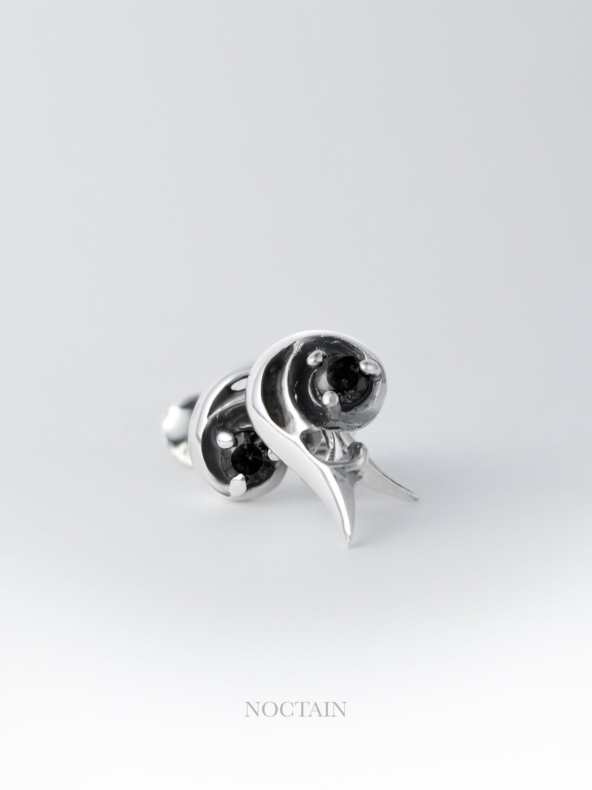 Morrigan Ohrstecker - schwarz