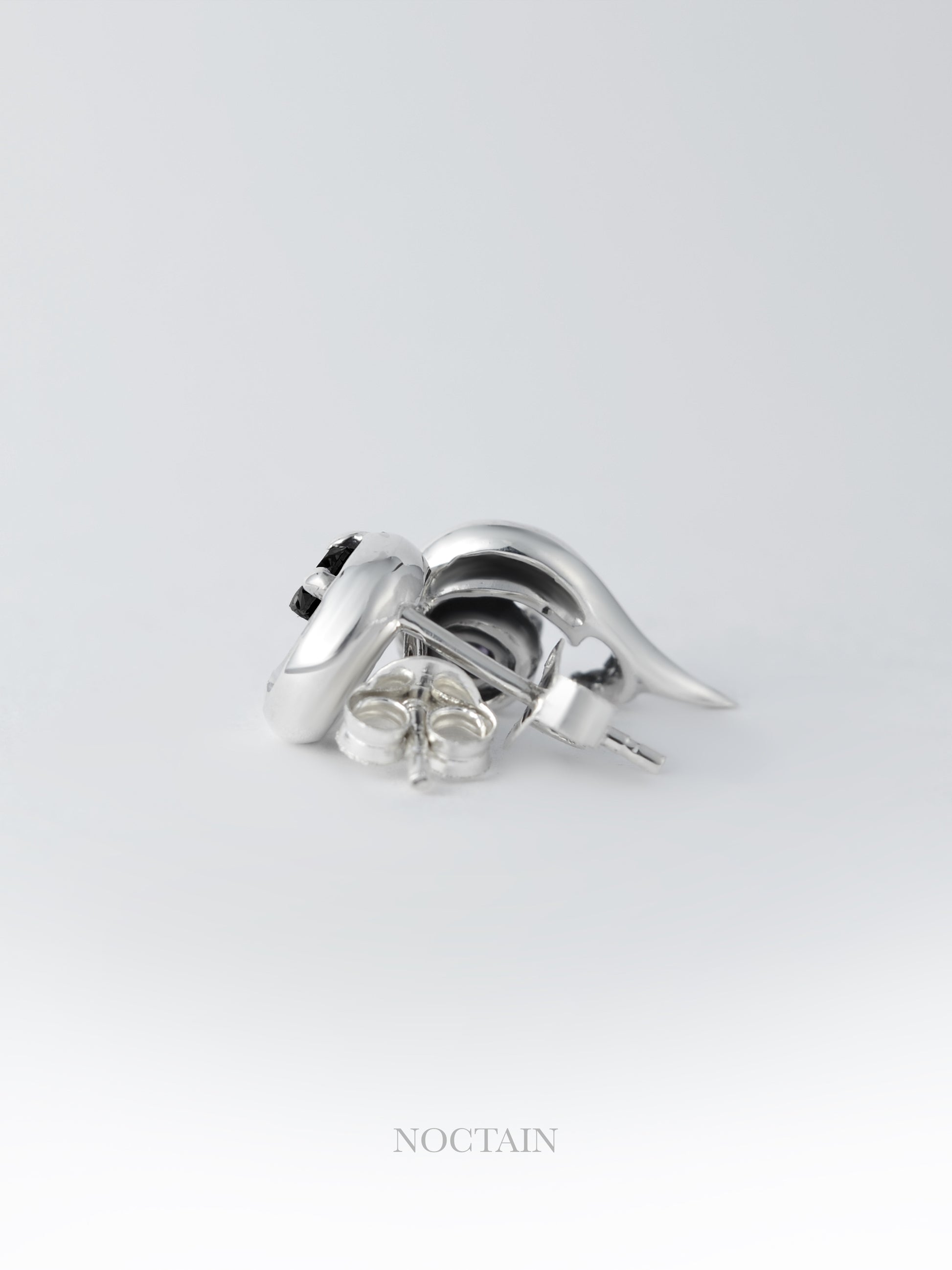 Morrigan Ohrstecker - schwarz