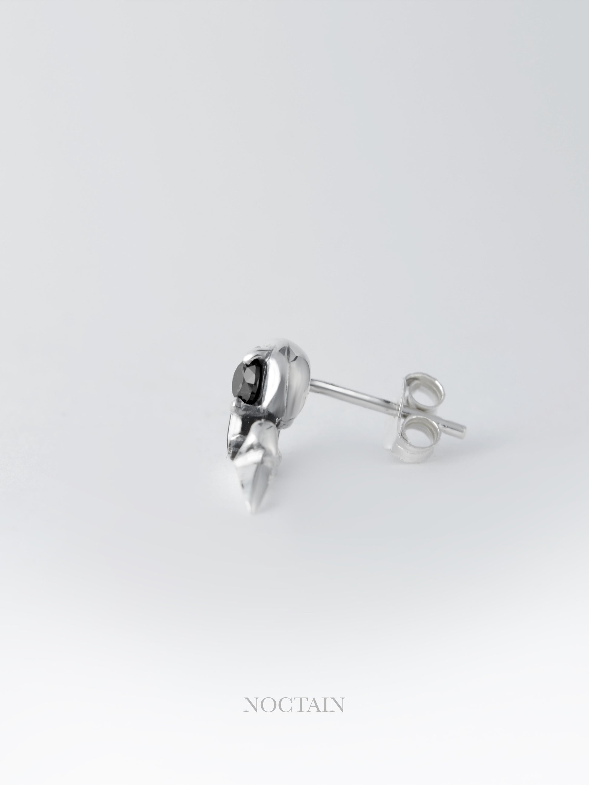 Morrigan Ohrstecker - schwarz